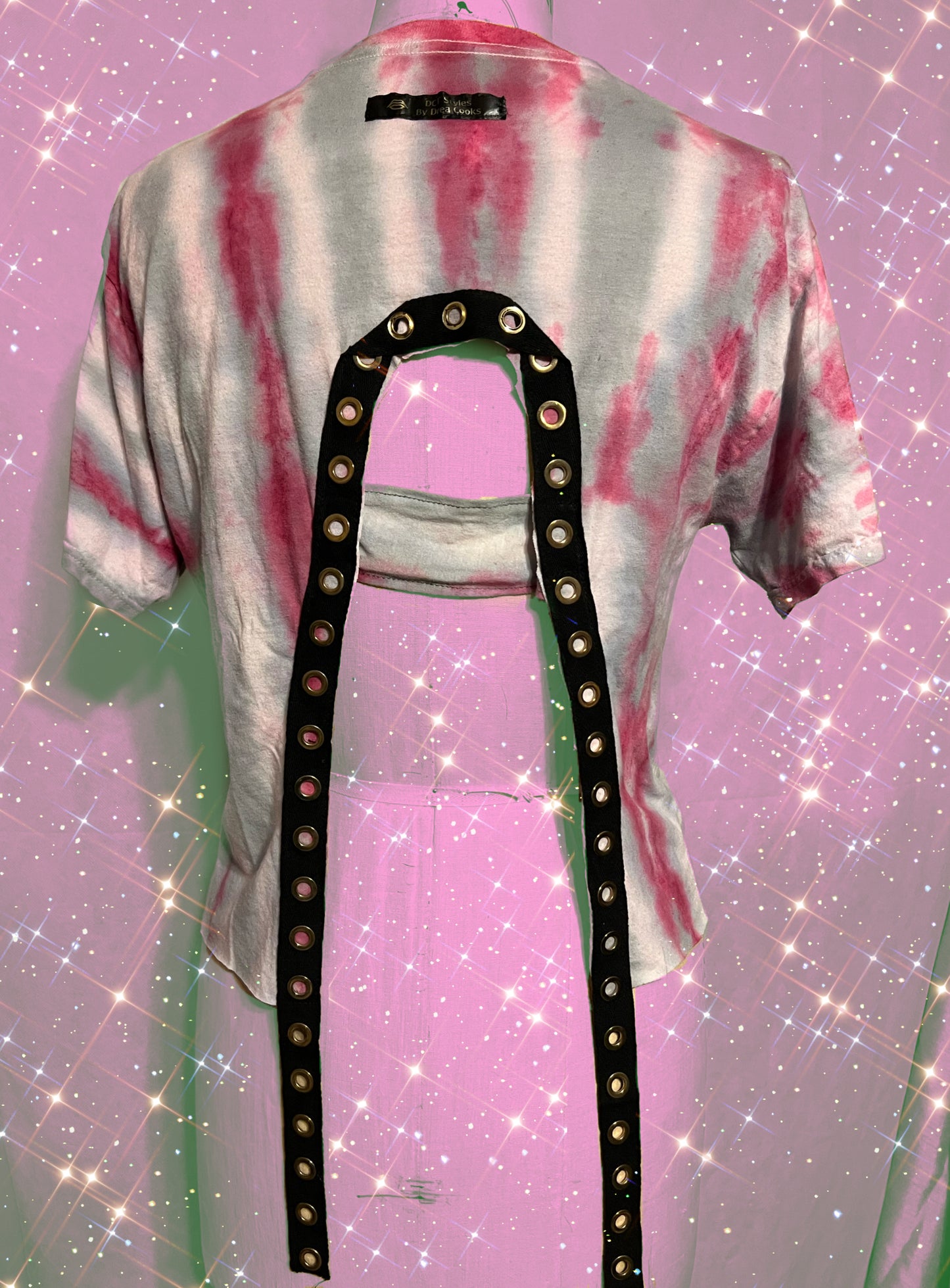 “Pinkie Split” Cropped Tee
